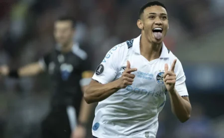 Negociação esfria e Corinthians deve desistir de Gustavo Nunes