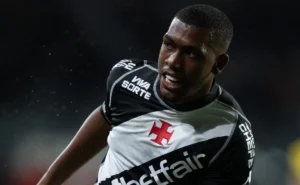 Newcastle United estuda proposta a Vasco por Rayan e mira clubes sauditas