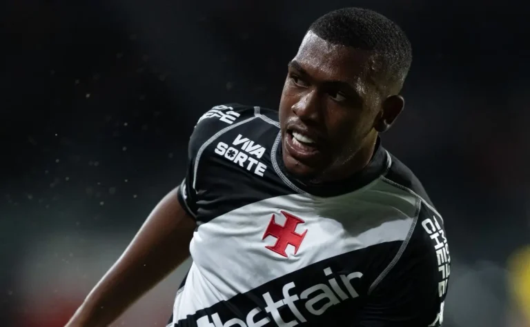 Newcastle United estuda proposta a Vasco por Rayan e mira clubes sauditas