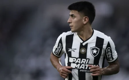 PVC nega envolvimento do Palmeiras em especulações sobre Almada e considera contratação inviável