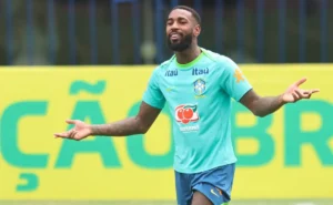 Pai de Gerson chega a BH para discutir futuro do meia com o Cruzeiro Pai de Gerson chega a BH para discutir futuro do meia com o Cruzeiro