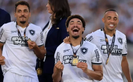 Palmeiras demonstra interesse em Adryelson, mas desiste de negociação.