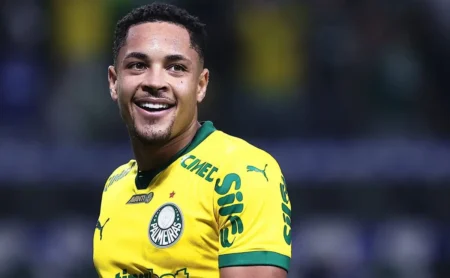 Palmeiras mantém cautela com Vitor Roque; retorno previsto para 28 de janeiro contra o Atlético-MG.