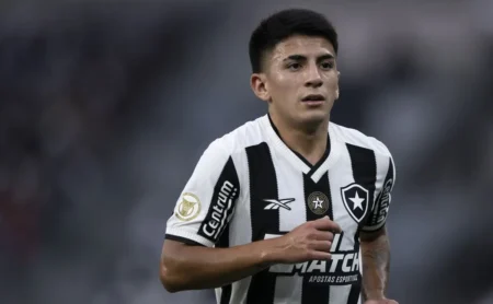 Palmeiras mantém interesse em Thiago Almada e planeja nova tentativa em 2026
