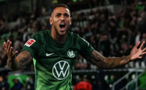 Palmeiras supera o Corinthians e avança em negociação por Vini Souza, do Wolfsburg, com oferta de € 9 milhões
