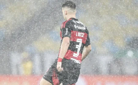 Partida entre Flamengo e Fluminense no Maracanã é interrompida por chuva e causa revolta em torcedores