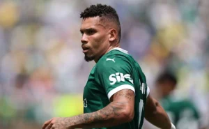Paulinho lamenta férias curtas e situação gera debate no Palmeiras: Hora de voltar ao trabalho Paulinho lamenta férias curtas e situação gera debate no Palmeiras: "Hora de voltar ao trabalho"