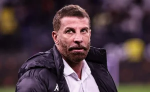 Pedrinho busca volante no mercado europeu, com Jhon Solis, do Girona, como opção no Vasco