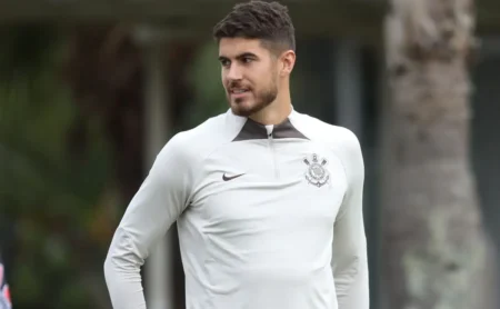 Pedro Raul: Negociação com o Internacional travada e futuro incerto no Corinthians Pedro Raul: Negociação com o Internacional travada e futuro incerto no Corinthians