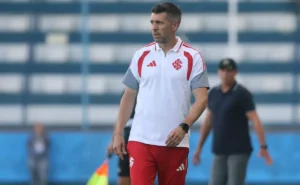 Pezzolano define escalação colorada e esboça time para o Grenal