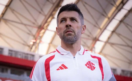 Pezzolano revela receita da vitória e exalta desempenho de Borré: “Queremos time agressivo e intenso”