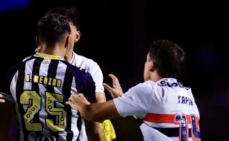 Polêmica lance entre Tapia, Enzo Díaz e Gabriel Menino em São Paulo x Santos viraliza na web.