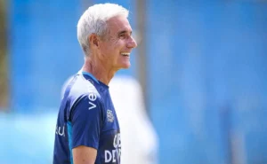 Possível escalação inicial do Grêmio com Luís Castro tem surpresa no meio-campo Possível escalação inicial do Grêmio com Luís Castro tem surpresa no meio-campo