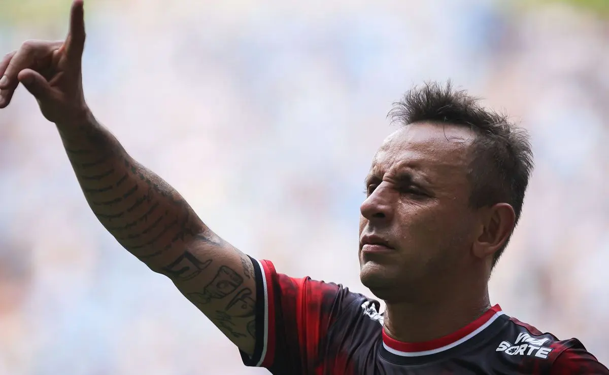 Rafinha é anunciado no São Paulo com acordo incomum: sem multa e sem data para sair