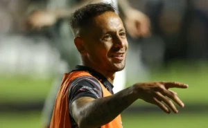 Rafinha, ex-jogador do Flamengo, se aproxima do São Paulo para substituir Muricy Ramalho