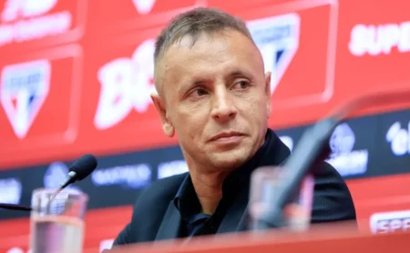 Rafinha supera divergências com Crespo e resolve impasse inicial