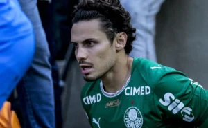 Raphael Veiga: Palmeiras avalia futuro do ídolo em semana decisiva