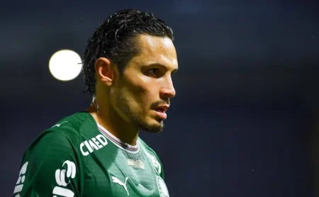 Raphael Veiga lidera reformulação e Palmeiras pode ter até 10 saídas na janela de transferências