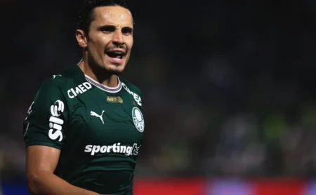 Raphael Veiga na mira do Grêmio, mas negociação é travada por estafe e Palmeiras