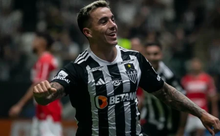 Renzo Saravia: Atlético-MG o libera, mas Grêmio deve vetar a contratação