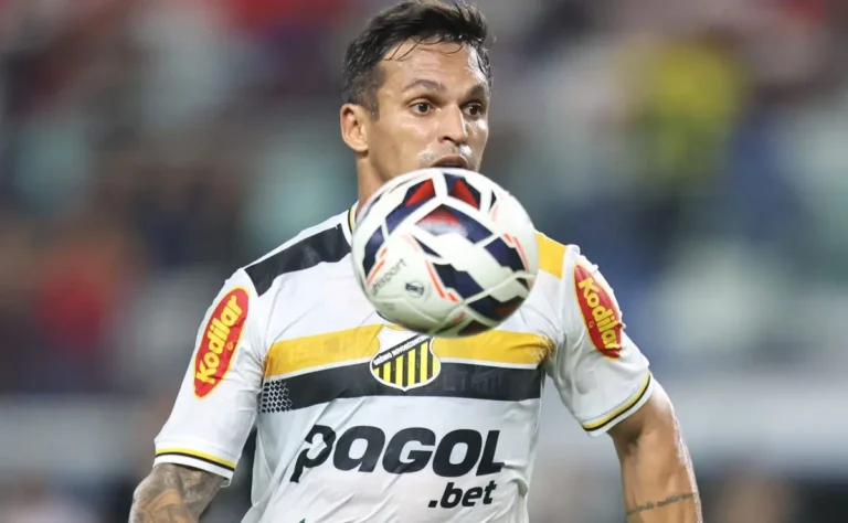 Robson, algoz do Palmeiras, revela detalhe tático após vitória sobre o time de Abel Ferreira