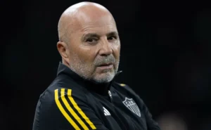 Sampaoli evita comentar sobre ida de Hulk para o Fluminense e atribui questão a problemas internos do Atlético Sampaoli evita comentar sobre ida de Hulk para o Fluminense e atribui questão a problemas internos do Atlético