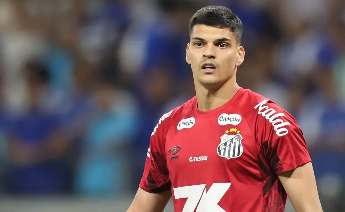 Santos aposta em multa de R$ 370 milhões para manter Gabriel Brazão diante do interesse do Flamengo Santos aposta em multa de R$ 370 milhões para manter Gabriel Brazão diante do interesse do Flamengo