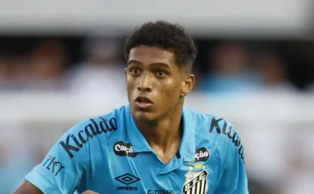 Santos avança em venda de titular e pode lucrar quase R$ 100 milhões com Souza