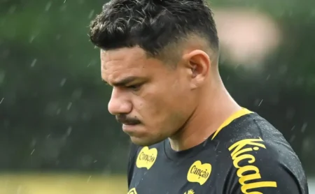 Santos busca alternativas para Tiquinho Soares após impasse em rescisão contratual