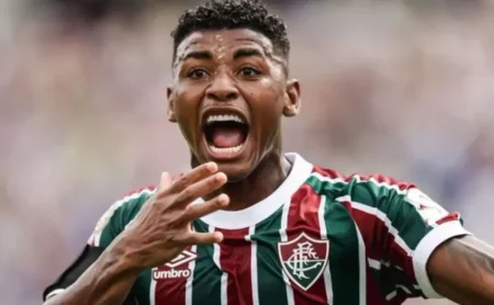 Santos demonstra interesse em Hércules, mas Fluminense o mantém no elenco