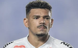 Santos libera Tiquinho Soares, e Coritiba negocia a contratação do atacante