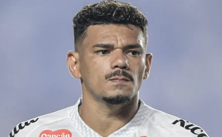 Santos libera Tiquinho Soares, e Coritiba negocia a contratação do atacante