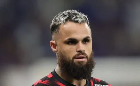 Santos observa a disponibilidade de Michael, ex-Flamengo, mas descarte o seu retorno.
