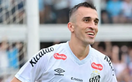 Santos recebe proposta do Athletico-PR por João Schmidt, volante, informa jornalista Santos recebe proposta do Athletico-PR por João Schmidt, volante, informa jornalista