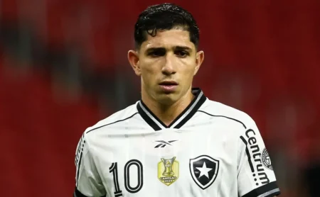 Savarino: futuro incerto e Fluminense espera definição até o fim da semana