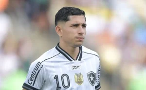 Savarino ironiza Botafogo na apresentação pelo Fluminense e expõe insatisfação.