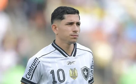 Savarino ironiza Botafogo na apresentação pelo Fluminense e expõe insatisfação.