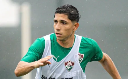 Savarino não estreia no Fluminense contra o Flamengo por não ter sido registrado a tempo