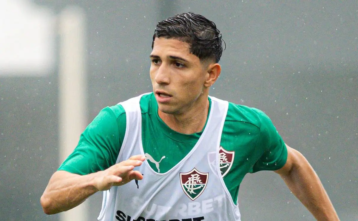 Savarino não estreia no Fluminense contra o Flamengo por não ter sido registrado a tempo