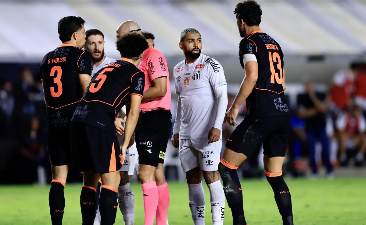 Sálvio Spínola analisa lance polêmico em Santos x Corinthians e dá seu veredito ao vivo: "Pior que vi"