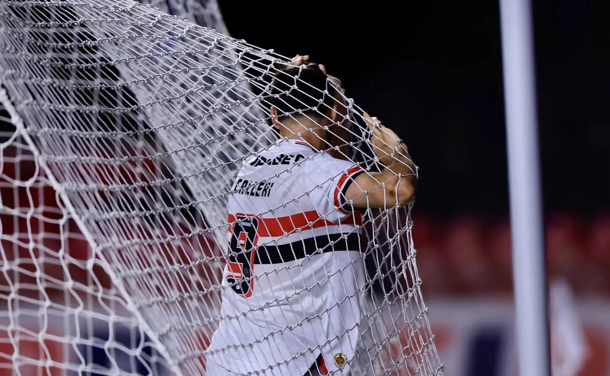 São Paulo é derrotado pela Portuguesa em Morumbi e Calleri lamenta chance perdida cara a cara; veja o lance