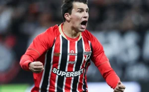 São Paulo lidera clássico e Gonzalo Tápia decide no Paulistão