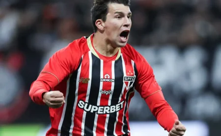 São Paulo lidera clássico e Gonzalo Tápia decide no Paulistão