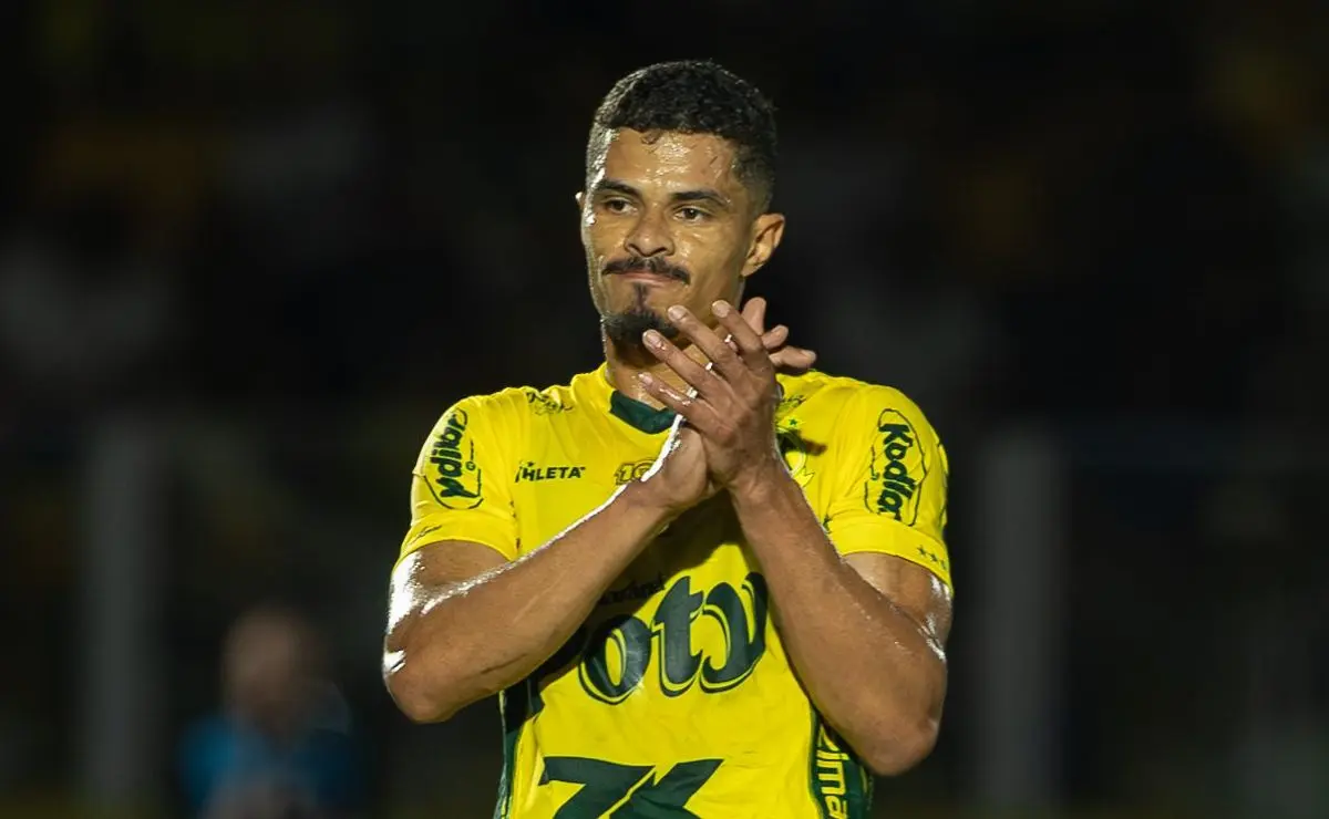 São Paulo supera Corinthians e contrata Lucas Ramon na janela de transferências