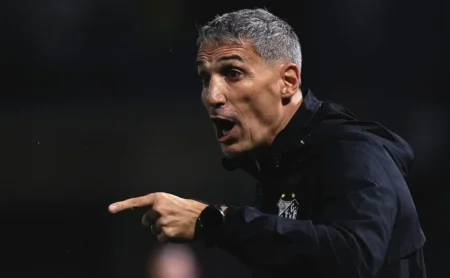 Teimosia, erros individuais e um alerta precoce: a análise de Vojvoda que custou a vitória sobre o Palmeiras