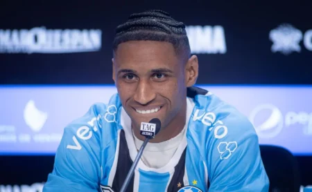 Tetê estreia com destaque e contribui em gol do Grêmio contra o São Luiz pelo Gaúcho