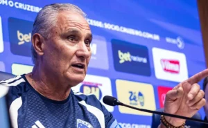 Tite faz estreia pelo Cruzeiro em jogo contra o Pouso Alegre, comandado por Danilo