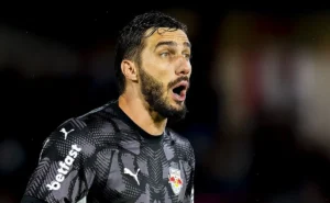 Torcida corintiana ironiza goleiro Cleiton após atuação destacada contra o Corinthians: "Manuel Neuer"