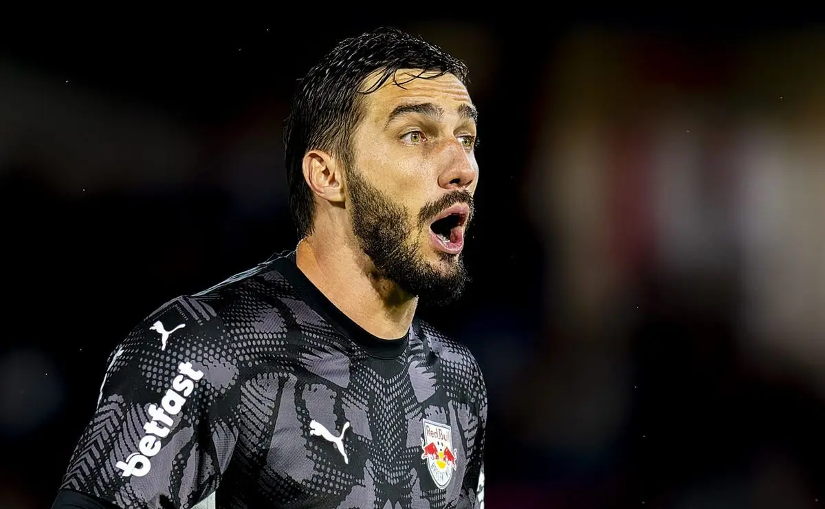 Torcida corintiana ironiza goleiro Cleiton após atuação destacada contra o Corinthians: "Manuel Neuer"