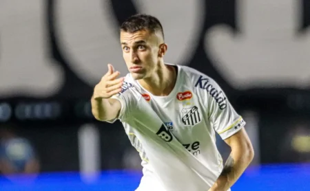 Torcida do Santos protesta contra João Schmidt e Zé Ivaldo: “Até quando vão normalizar?”